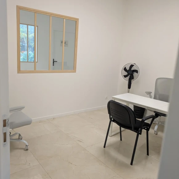 Bureau privé 14 m² 1 poste Location bureau Rue Jacques Kable Paris 75018 - photo 1