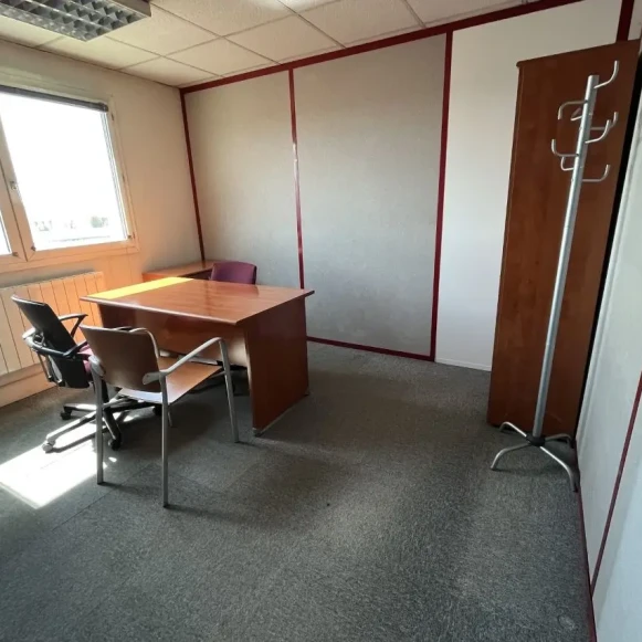 Bureau privé 12 m² 2 postes Coworking Avenue Berthelot Lyon 69008 - photo 1