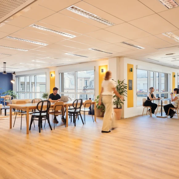 Bureau privé 18 m² 5 postes Coworking Rue de Sofia Paris 75018 - photo 11