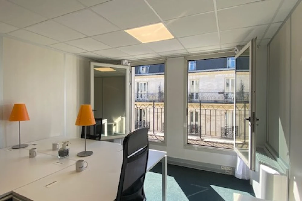 Bureau privé - 75010 - 3 postes - 2100€