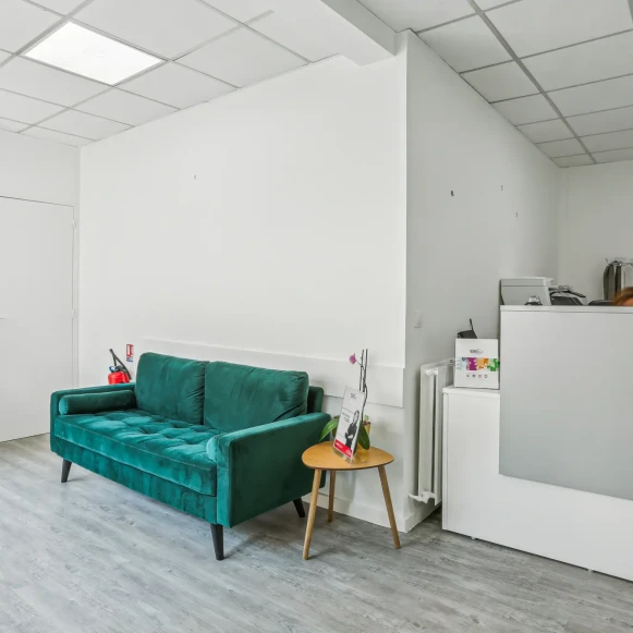 Bureau privé 17 m² 3 postes Coworking Rue des Chantiers Versailles 78000 - photo 2