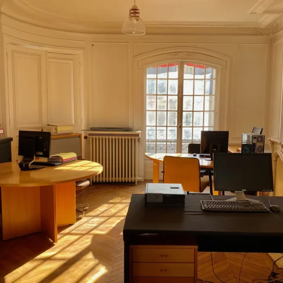 Bureau privé 12 m² 2 postes Location bureau Rue du Colisée Paris 75008 - photo 1