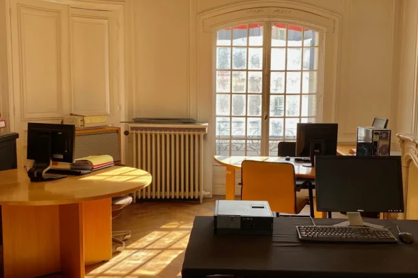 Bureau privé - 75008 - 2 postes - 985€