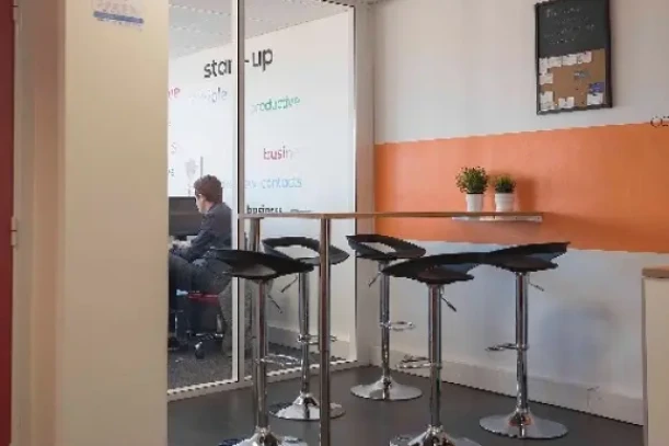 Bureau privé - 13290 - 2 postes - 600€