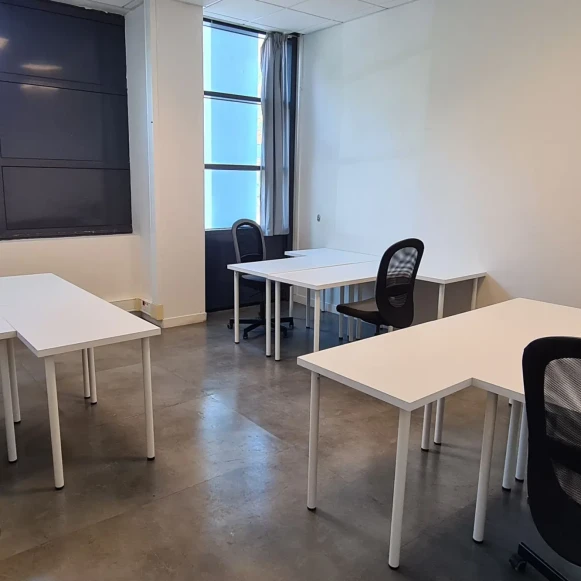 Bureau privé 23 m² 6 postes Coworking Square Benjamin Franklin Montigny-le-Bretonneux 78180 - photo 1