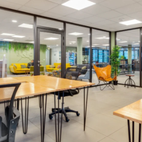 Bureau privé 13 m² 2 postes Coworking Rue Henri Becquerel Montpellier 34000 - photo 2