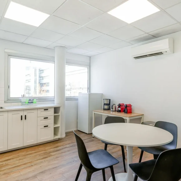 Espace indépendant 125 m² 25 postes Coworking Rue du Pont de l'Arche Saint-Avertin 37550 - photo 2