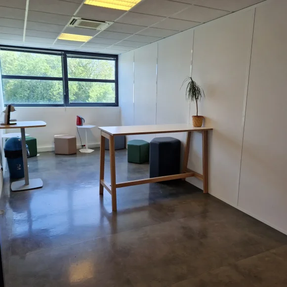 Bureau privé 12 m² 2 postes Location bureau Square Benjamin Franklin Montigny-le-Bretonneux 78180 - photo 5