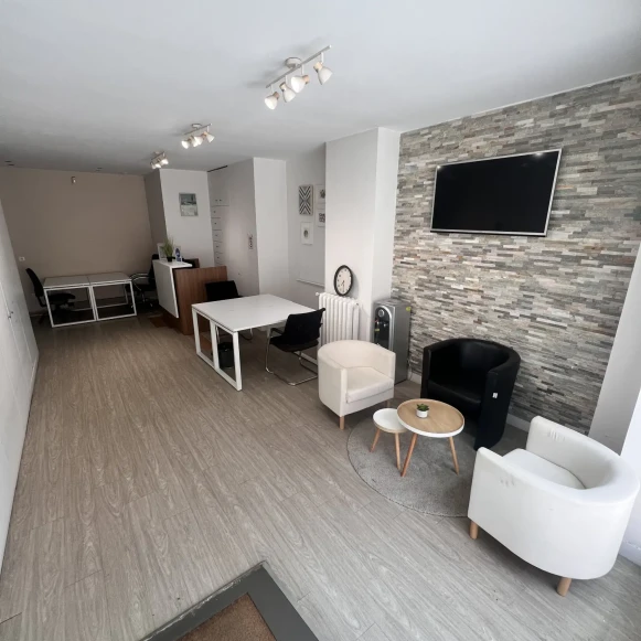 Bureau privé 14 m² 4 postes Location bureau Rue des Colonels Renard Paris 75017 - photo 1