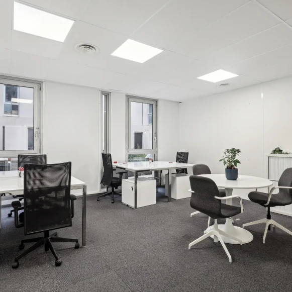 Bureau privé 25 m² 3 postes Location bureau Rue des Frères Caudron Vélizy-Villacoublay 78140 - photo 1