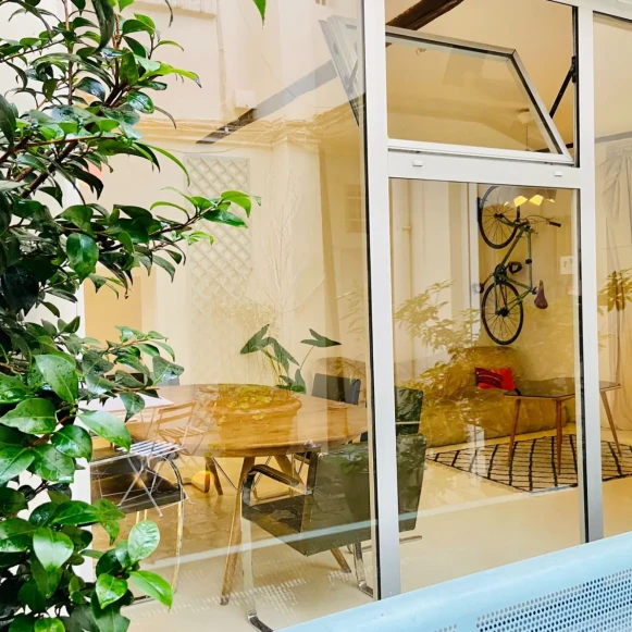 Bureau privé 25 m² 4 postes Location bureau Rue Lamartine Paris 75009 - photo 4