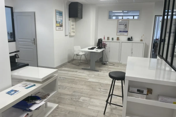 Open Space - 71100 - 5 postes - 150€