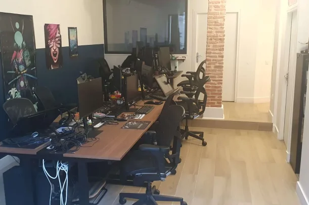 Open Space - 75009 - 1 poste - 500€