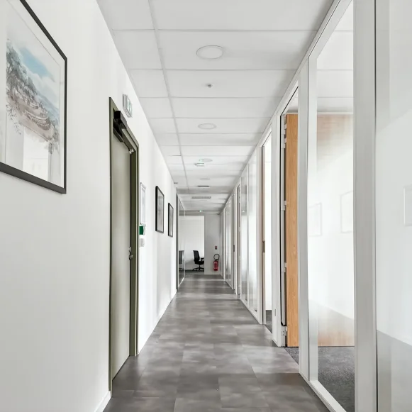 Bureau privé 7 m² 2 postes Coworking Rue Frédéric Joliot Aix-en-Provence 13100 - photo 2
