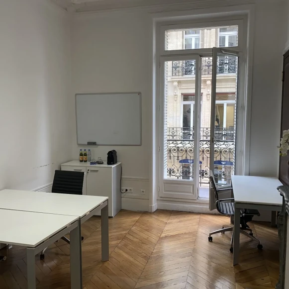 Bureau privé 41 m² 8 postes Coworking Rue de Stockholm Paris 75008 - photo 3