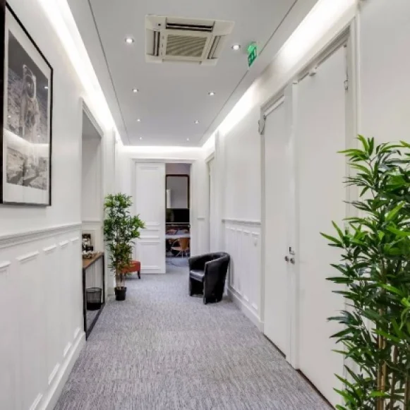 Bureau privé 24 m² 8 postes Location bureau Rue La Boétie Paris 75008 - photo 1