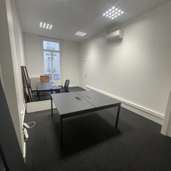 Bureau privé 25 m² 6 postes Location bureau Rue La Boétie Paris 75008 - photo 16