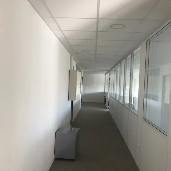 Bureau privé 64 m² 13 postes Location bureau Route de Gisy Bièvres 91570 - photo 2