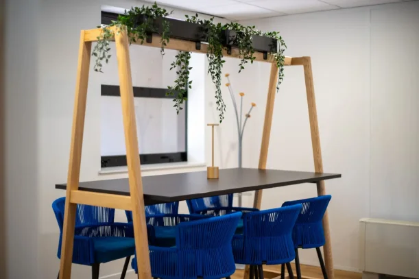 Open Space - 06560 - 7 postes - 365€
