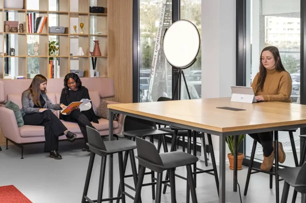 Bureau privé - 06200 - 20 postes - 6214€