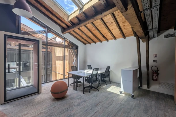 Open Space - 33000 - 4 postes - 215€