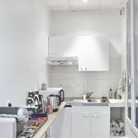 Bureau privé 32 m² 8 postes Coworking Rue du Havre Paris 75009 - photo 3