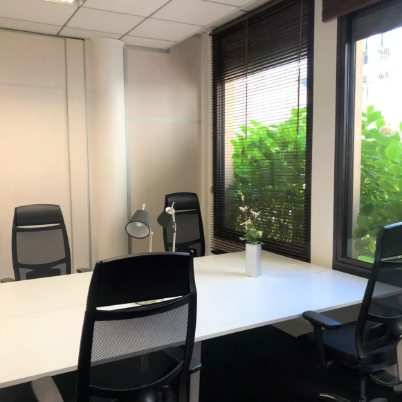 Bureau privé 30 m² 6 postes Coworking Rue des Petits Hôtels Paris 75010 - photo 4