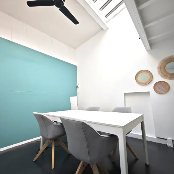 Bureau privé 26 m² 4 postes Coworking Rue Saint-Antoine Paris 75004 - photo 1