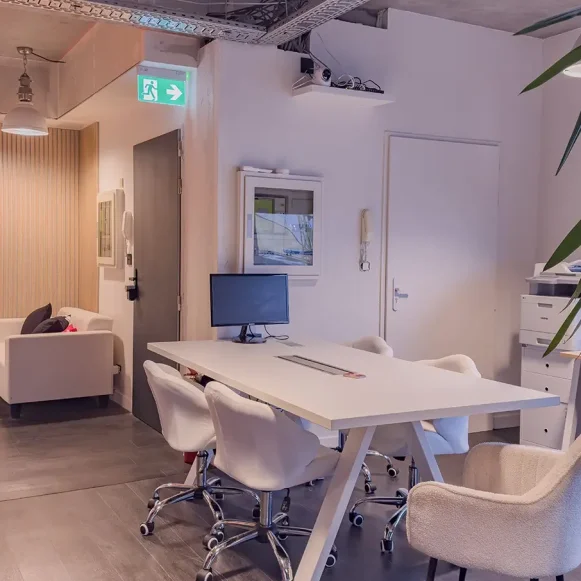 Bureau privé 20 m² 5 postes Location bureau Rue Virginie Hériot La Rochelle 17000 - photo 5