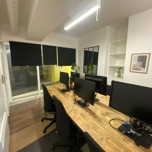 Bureau privé 12 m² 6 postes Coworking Rue du Cloître Saint-Merri Paris 75004 - photo 3