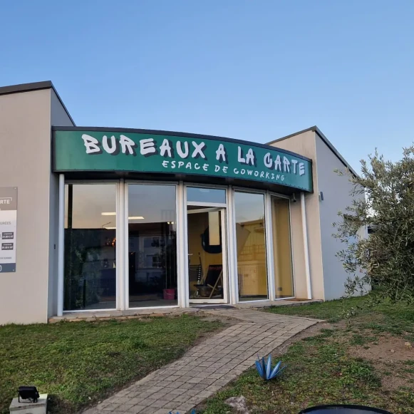 Bureau privé 17 m² 3 postes Coworking Rue Basse ville Firminy 42700 - photo 12