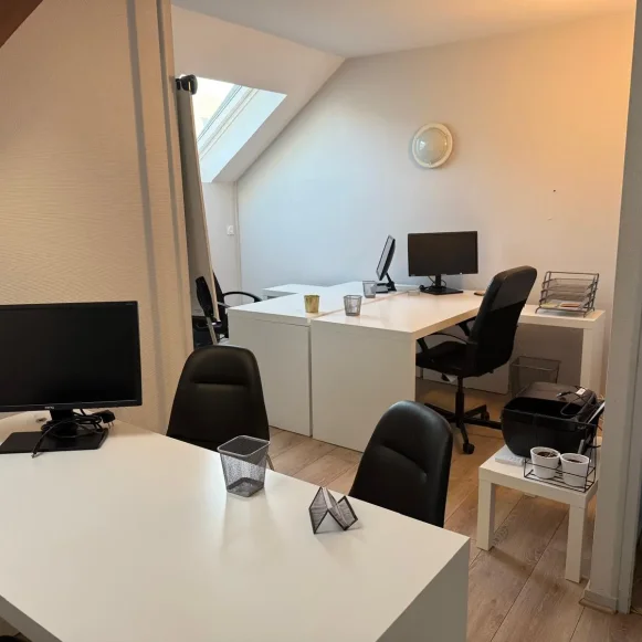 Bureau privé 20 m² 3 postes Coworking Cours de la Marne Bordeaux 33800 - photo 1