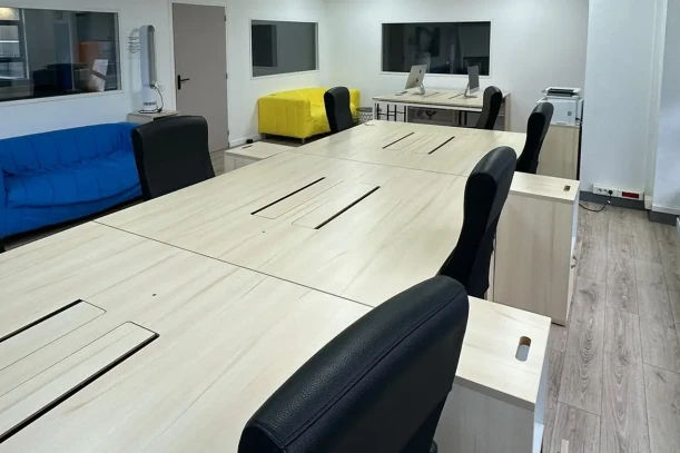 Open Space - 94800 - 8 postes - 200€