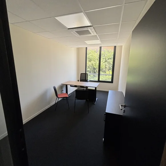 Bureau privé 14 m² 2 postes Coworking Chemin du Château de l'Hers Toulouse 31500 - photo 4