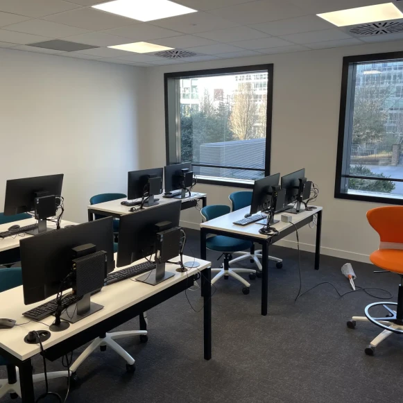 Bureau privé 15 m² 5 postes Location bureau Avenue de l'Arche Courbevoie 92400 - photo 1