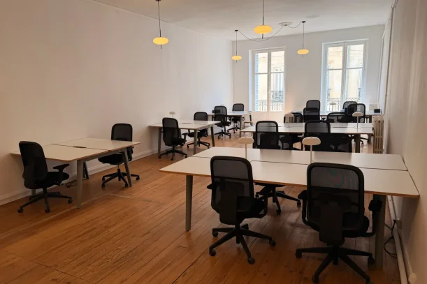 Open Space - 33000 - 18 postes - 300€