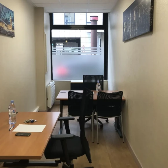 Bureau privé 12 m² 2 postes Coworking Rue Louis Blanc Paris 75010 - photo 1