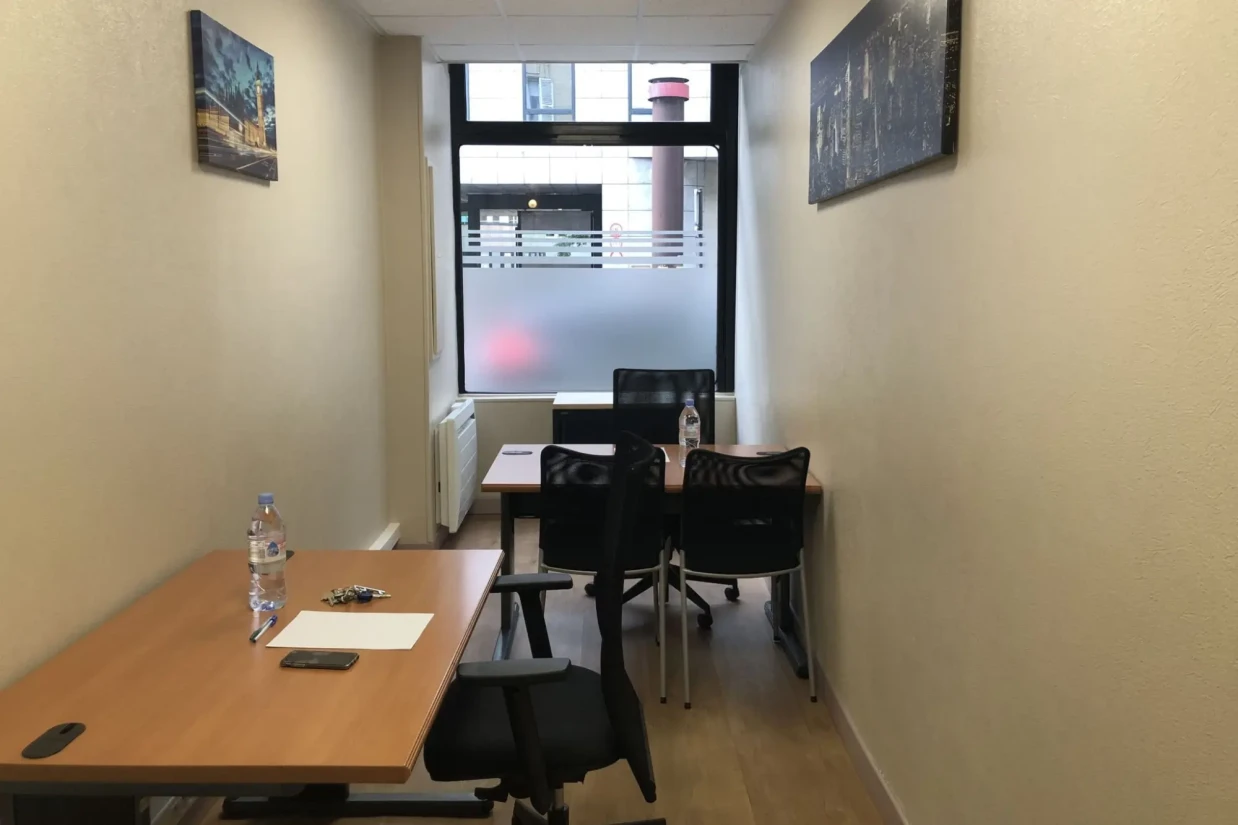 Bureau privé - 75010 - 2 postes - 700€
