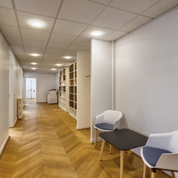 Bureau privé 16 m² 1 poste Location bureau Rue d'Artois Paris 75008 - photo 7