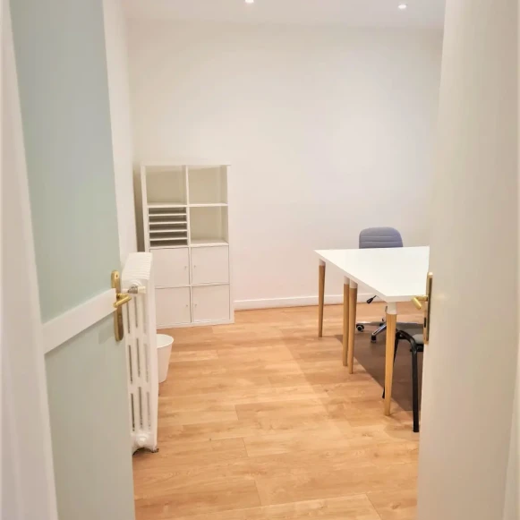 Bureau privé 19 m² 8 postes Location bureau Rue la Fayette Paris 75009 - photo 4