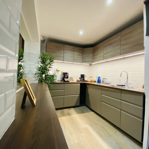 Bureau privé 27 m² 10 postes Location bureau Rue Godot de Mauroy Paris 75009 - photo 1