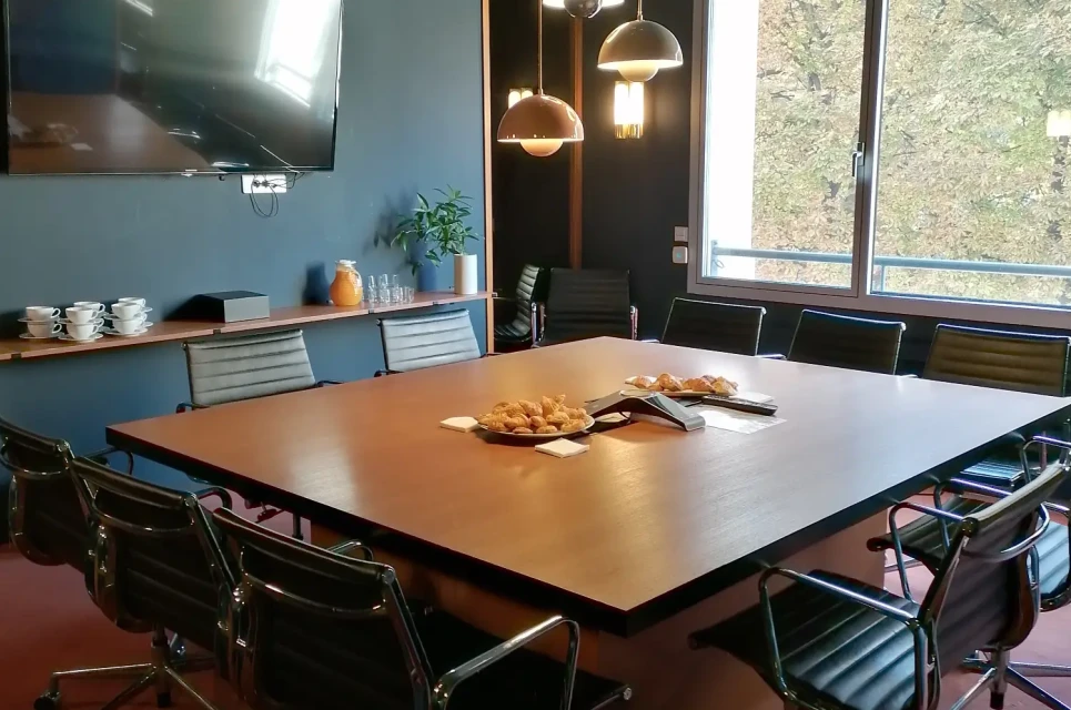 The bureau I - 28 Cours Albert 1er Paris 08