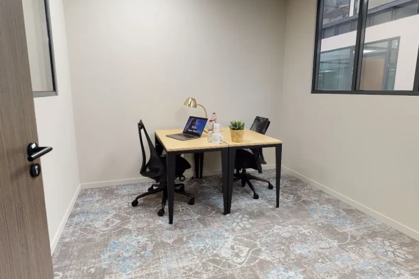 Bureau privé - 06000 - 2 postes - 668€