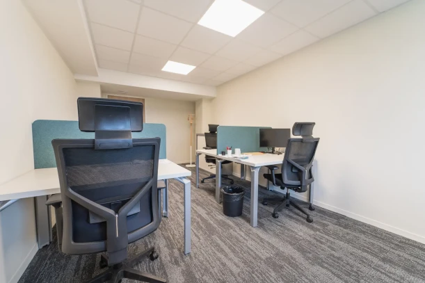 Open Space - 86000 - 3 postes - 230€