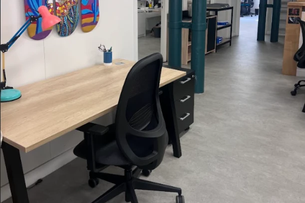 Open Space - 33000 - 6 postes - 320€