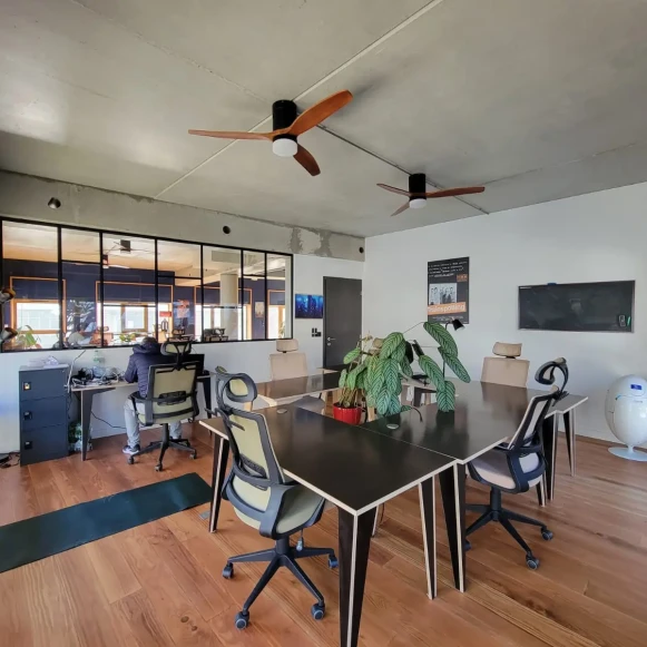 Bureau privé 33 m² 6 postes Coworking Rue Lénine Ivry-sur-Seine 94200 - photo 1