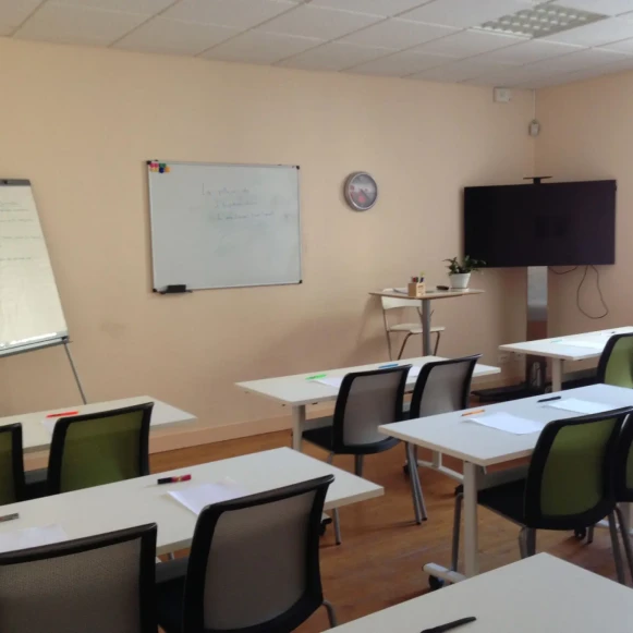 Bureau privé 32 m² 18 postes Coworking Rue Grosse Horloge Saint-Jean-d'Angély 17400 - photo 4