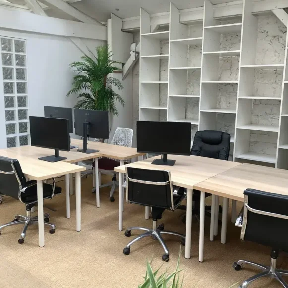 Bureau privé 25 m² 6 postes Coworking Rue Stephenson Paris 75018 - photo 3
