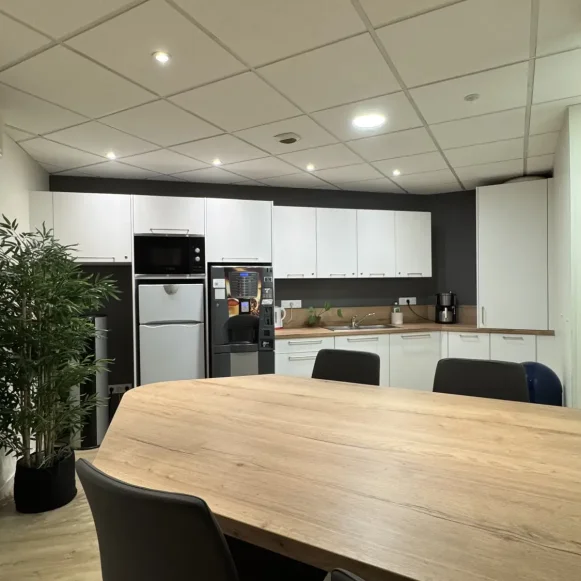 Bureau privé 20 m² 2 postes Coworking Avenue Gustave Eiffel Mérignac 33700 - photo 6