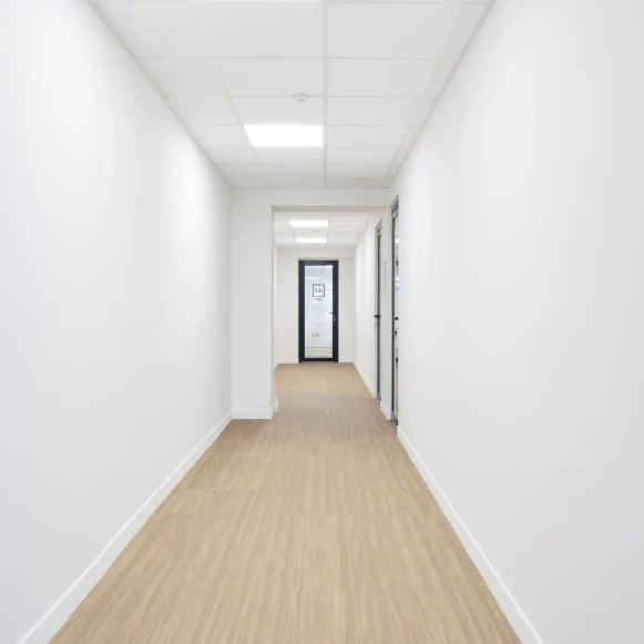 Bureau privé 25 m² 4 postes Coworking Rue de Paris Montreuil 93100 - photo 12